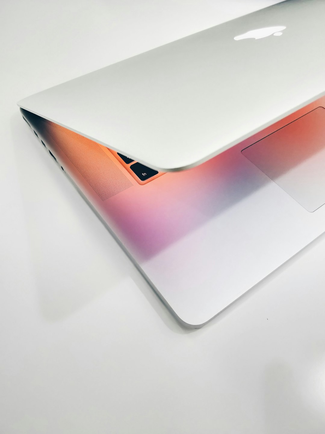testimonials-img apple-macbook-air-on-wooden-surface-az1dahlnyfc